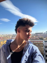 Poza de profil a lui George